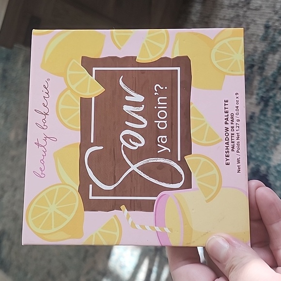 Eyeshadow makeup palate - Picture 2 of 9